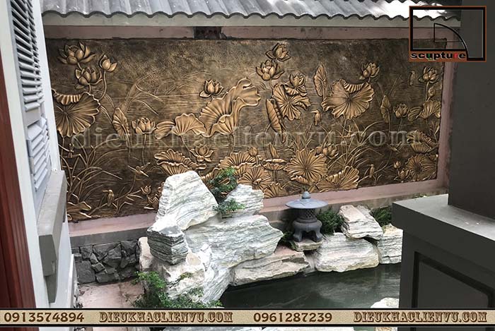 Phù điêu hoa lá kết hợp tiểu cảnh gầm cầu thang